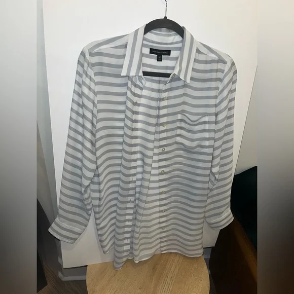 Petite 🍌 Banana Republic Button Down - Picture 12 of 13